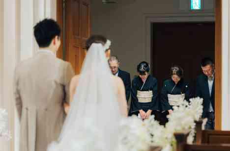 おふたりらしさが詰まった笑顔あふれる結婚式の挙式画像