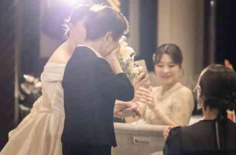 歓談中心のアットホームWEDDINGの披露宴画像