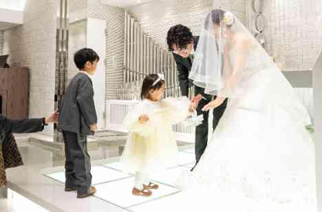 大好きなゲストに囲まれ…好きが詰まった結婚式♡の挙式画像