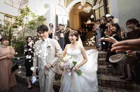 笑顔いっぱいのみんなで楽しむ結婚式！の挙式画像
