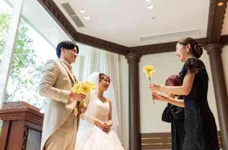 笑顔が良く似合うおふたりの「笑い」に包まれた結婚式の挙式画像