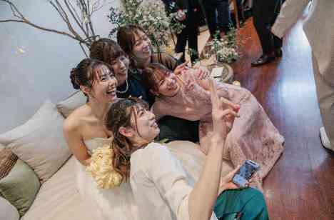 笑顔が良く似合うおふたりの「笑い」に包まれた結婚式の披露宴画像