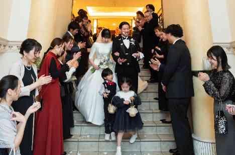 大切なゲストへ感謝の気持ちを伝える結婚式の挙式画像