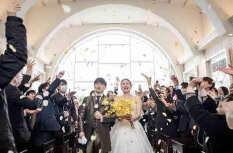 お酒が大好きな二人の「宴」のような結婚式の挙式画像