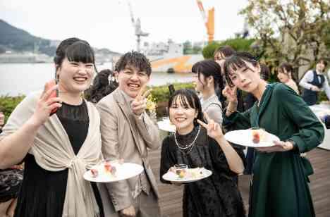 お酒が大好きな二人の「宴」のような結婚式の披露宴画像