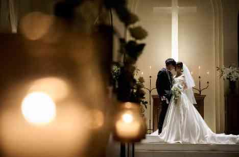 大切なゲストに囲まれて和やかなご結婚式の挙式画像
