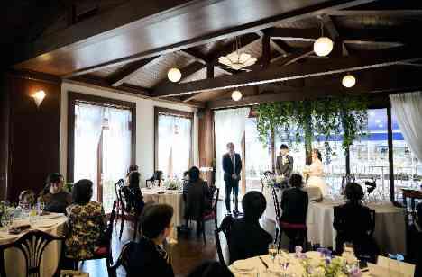 大切なゲストに囲まれて和やかなご結婚式の披露宴画像