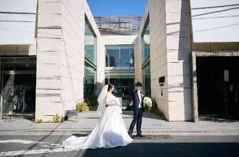 大切なゲストに囲まれて和やかなご結婚式の演出画像