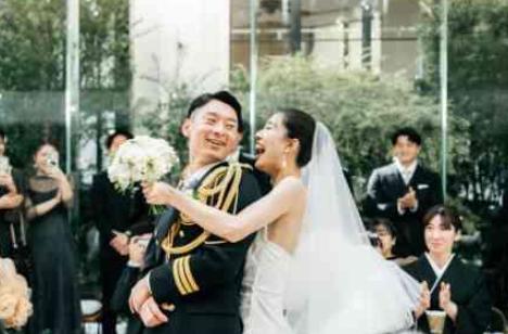 お互いの今までを全員で振り返る暖かいWEDDINGの挙式画像