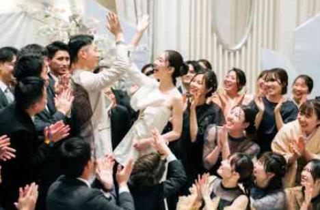 お互いの今までを全員で振り返る暖かいWEDDINGの披露宴画像