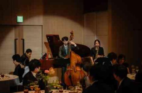 洗練された美しさと響きが重なるパーティーの演出画像