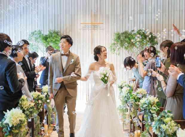 「千紫万紅」色とりどりの花に囲まれる結婚式の挙式実例画像