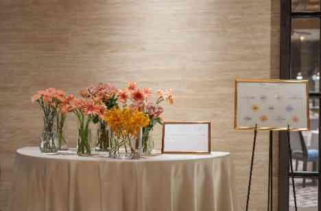 「千紫万紅」色とりどりの花に囲まれる結婚式の準備・打ち合わせ画像