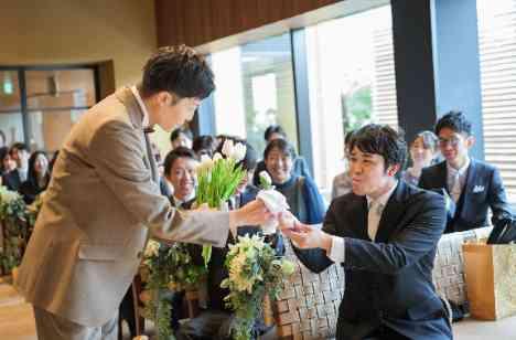 「千紫万紅」色とりどりの花に囲まれる結婚式の挙式画像
