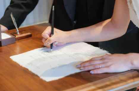 最高の喜びを分かち合い 仲間との絆を深める結婚式の挙式画像