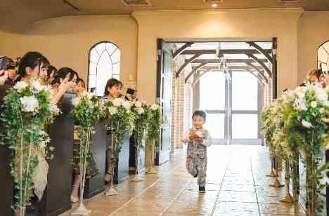 家族３人の思い出に。POPでお洒落な結婚式！の挙式画像