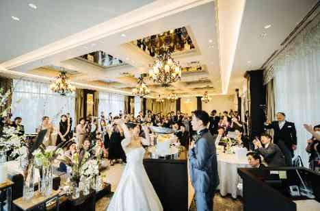 白×黒×キャンドルを散りばめた大人Weddingの演出画像