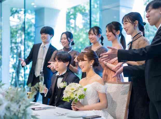 緑と光に包まれたナチュラルウエディング実例の挙式実例画像