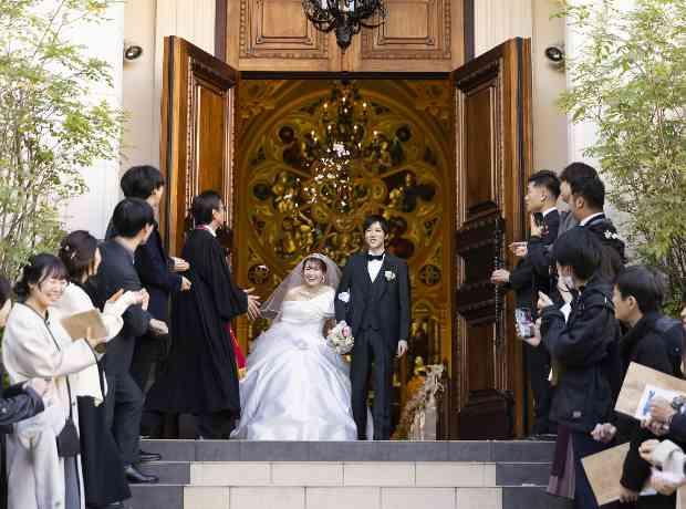 映画のような空間で叶える華やかで気品ある結婚式実例の挙式実例画像