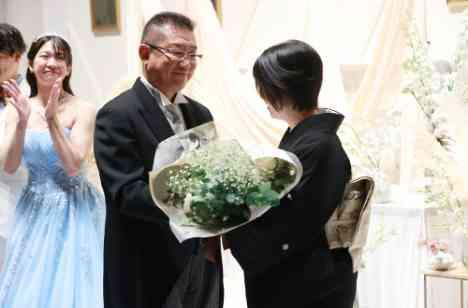 ゲストとともに喜びを分かち合う笑顔溢れるひとときの演出画像