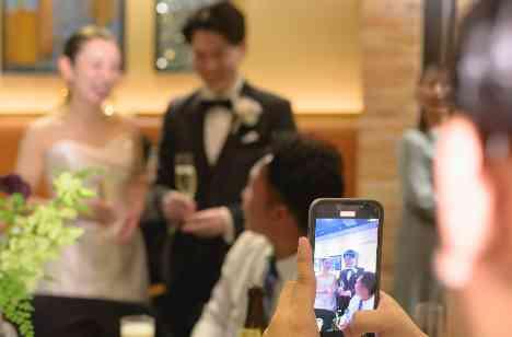 親しいご友人に囲まれて、笑顔のウェディングパーティの演出画像