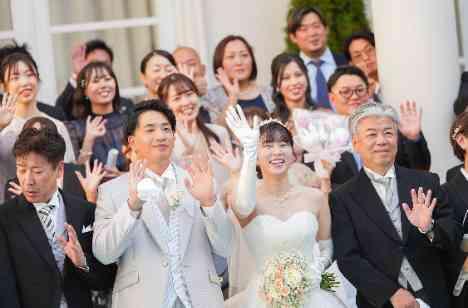 大切な家族・友人に囲まれて憧れの結婚式の披露宴画像