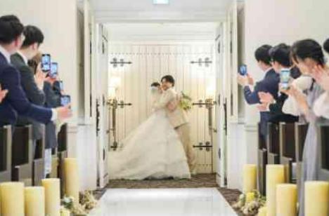 ゲスト想いのおふたりが創りあげる結婚式の挙式画像