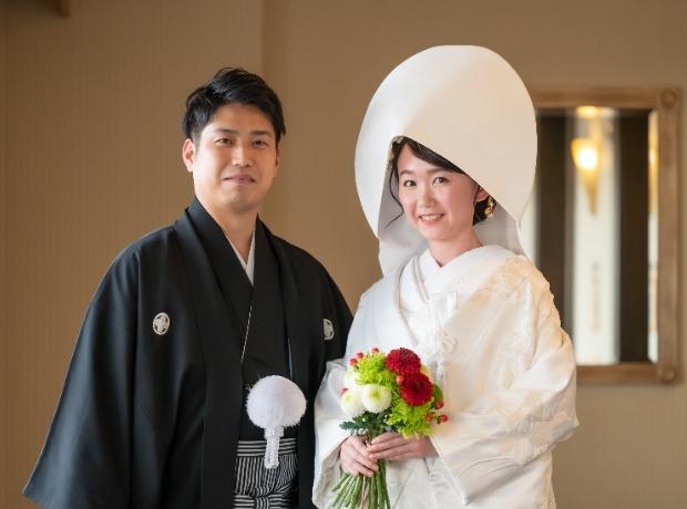 食事とお酒を楽しむアットホームweddingの挙式実例画像