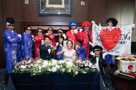 食事とお酒を楽しむアットホームweddingの演出画像