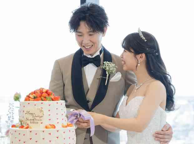 拍手と歓声に満ちた、祝福あふれる特別な瞬間の挙式実例画像