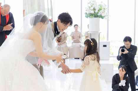拍手と歓声に満ちた、祝福あふれる特別な瞬間の挙式画像