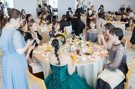 拍手と歓声に満ちた、祝福あふれる特別な瞬間の演出画像