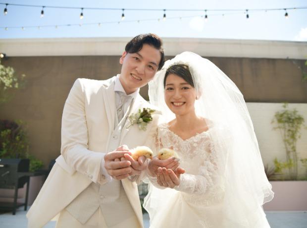 大好きなひよこも一緒になごやかな結婚式。の挙式実例画像