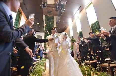 大好きなひよこも一緒になごやかな結婚式。の挙式画像