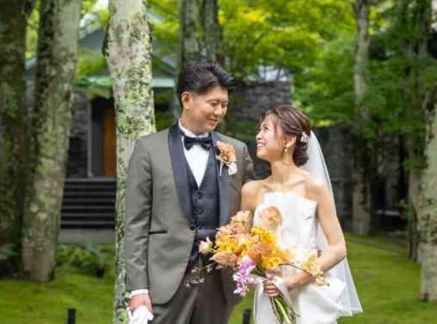 軽井沢の緑を感じ、家族の愛を深める少人数婚の挙式実例画像