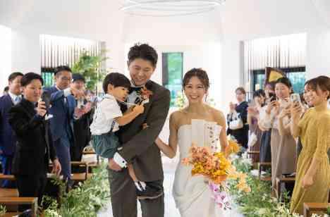 軽井沢の緑を感じ、家族の愛を深める少人数婚の挙式画像