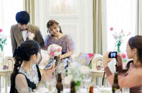好きと想いを形に、ゲストと楽しむ私たちらしい結婚式の披露宴画像