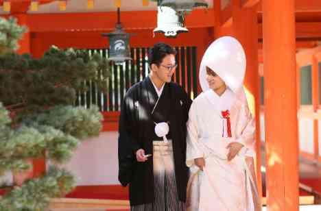 家族の絆を深める結婚式の挙式画像