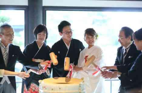 家族の絆を深める結婚式の披露宴画像