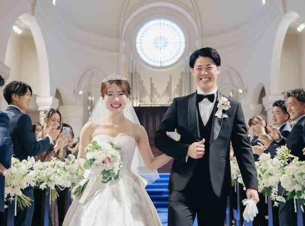 青いバージンロードと『楽しく、ゲストと近い結婚式』の挙式実例画像