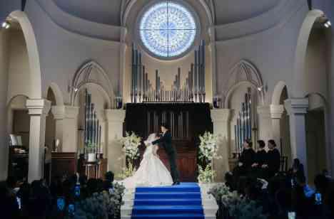青いバージンロードと『楽しく、ゲストと近い結婚式』の挙式画像