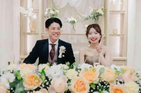 青いバージンロードと『楽しく、ゲストと近い結婚式』の披露宴画像