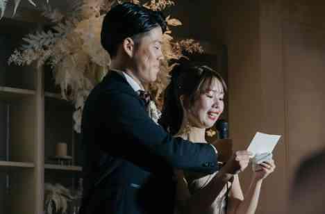 青いバージンロードと『楽しく、ゲストと近い結婚式』の演出画像