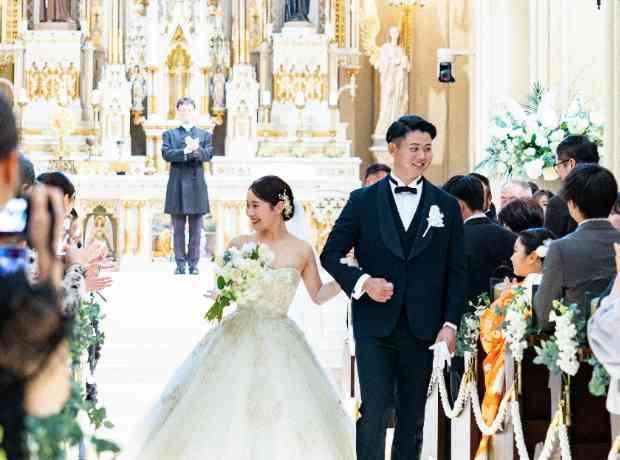 大切な人たちに見守られ、笑顔溢れる結婚式の挙式実例画像