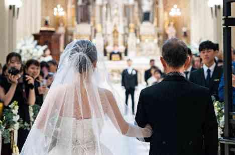 大切な人たちに見守られ、笑顔溢れる結婚式の挙式画像