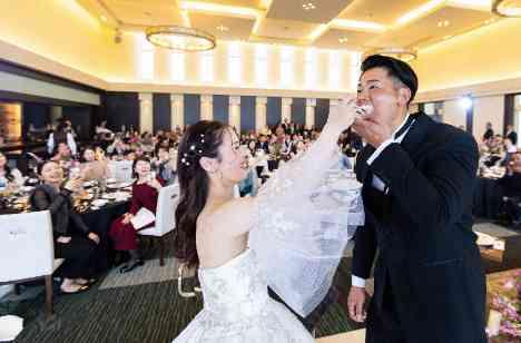 大切な人たちに見守られ、笑顔溢れる結婚式の演出画像