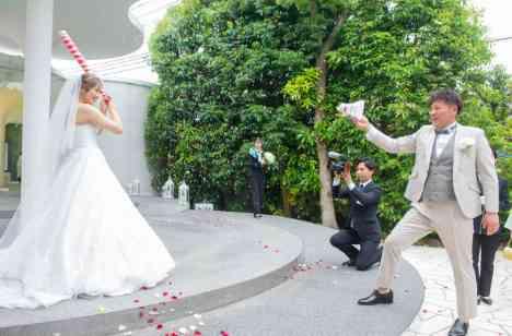 列席者全員で楽しく盛り上がった結婚披露宴の挙式画像