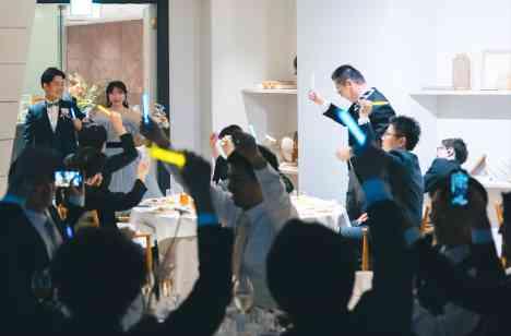 アイドルのようなキラキラ空間を楽しんでの披露宴画像