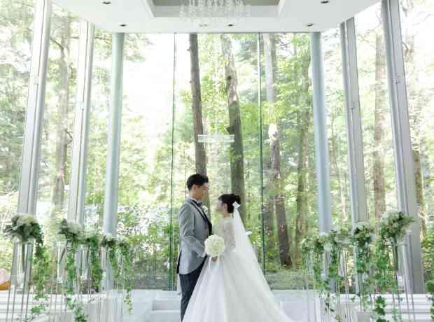 家族と愛犬に囲まれた笑顔あふれる夏の結婚式の挙式実例画像