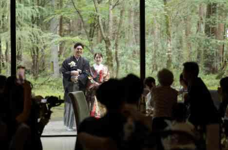 家族と愛犬に囲まれた笑顔あふれる夏の結婚式の準備・打ち合わせ画像